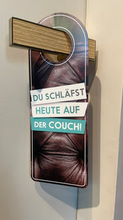 1 Türhänger - 2 Sprüche: Couch & Knallen